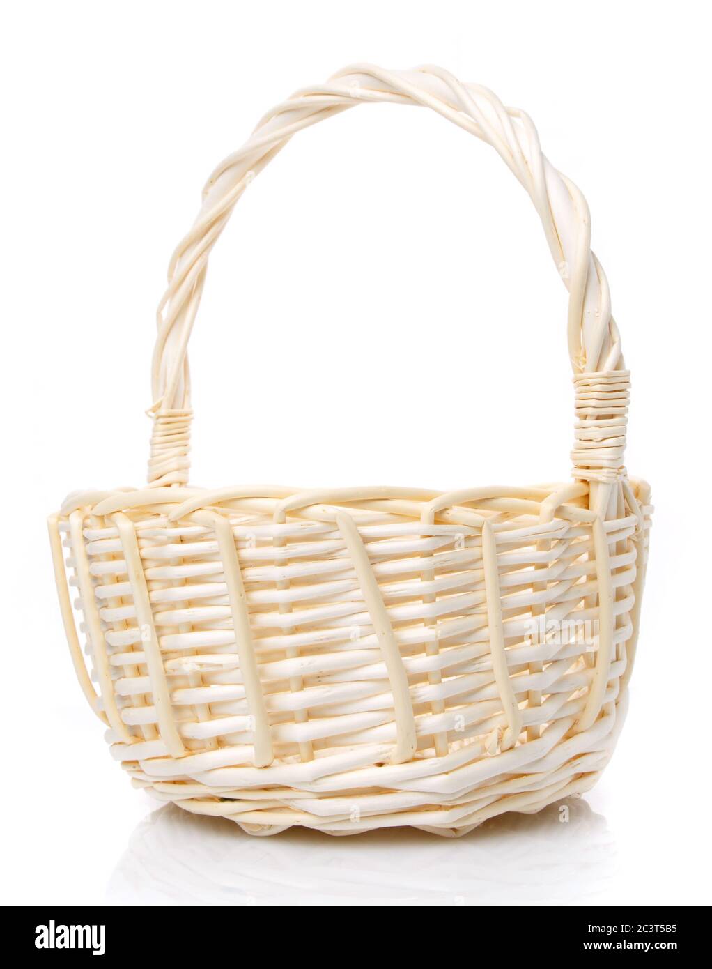 Magnifique panier tissé de vigne naturelle isolée sur fond blanc. Banque D'Images