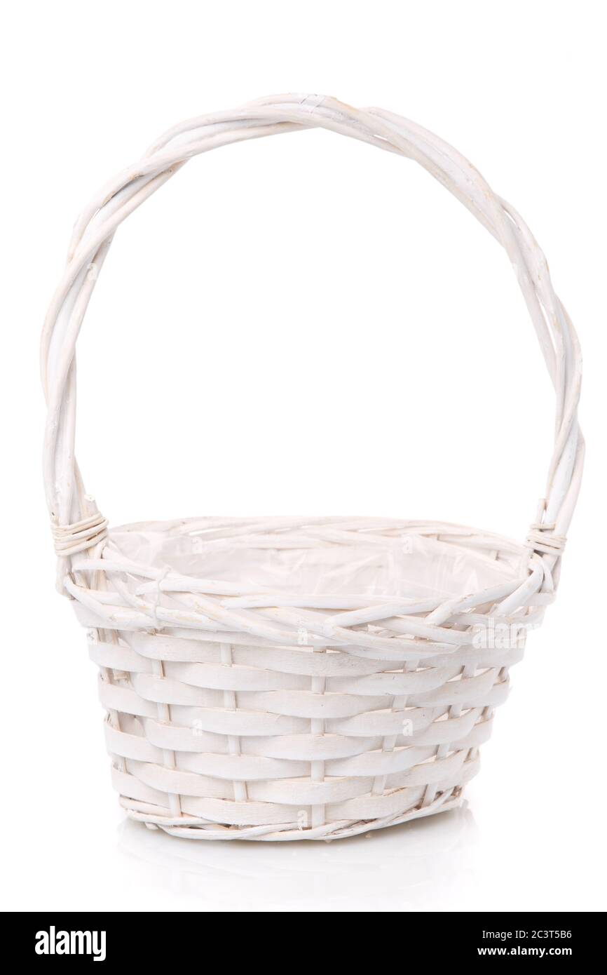 Panier en osier blanc avec poignée haute sur fond blanc. Banque D'Images