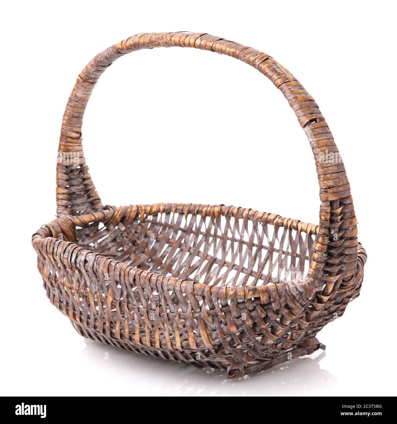 Magnifique panier en osier fait main isolé sur blanc. Banque D'Images