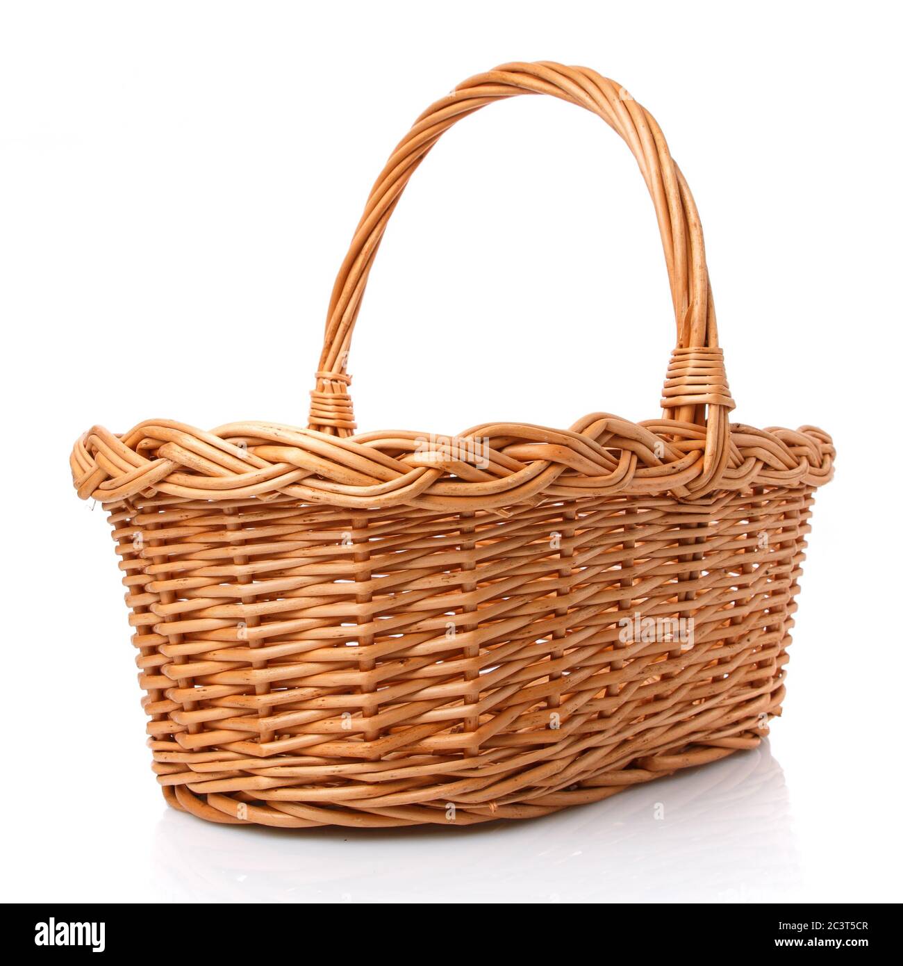 Grand panier en osier brun carré en vignes sur fond blanc. Banque D'Images