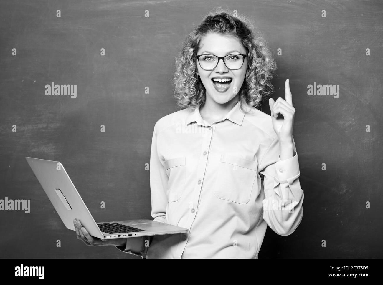 L'école en ligne. Étudiant de la tige. L'informatique et la programmation. Cours en ligne de l'enseignement. Étudier en ligne. Ordinateur portable enseignant tableau arrière-plan. Femme surf internet. La technologie numérique. Profession moderne. Banque D'Images