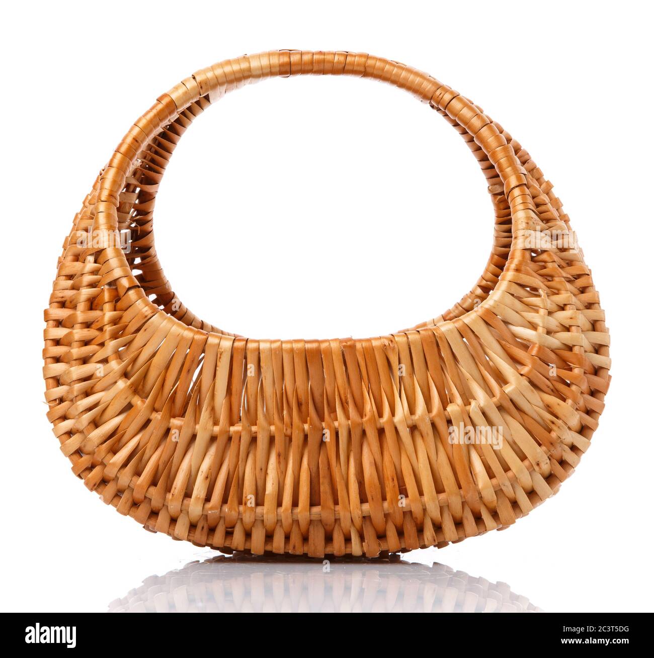 Le panier en osier brun original est de forme ovale sur fond blanc. Banque D'Images