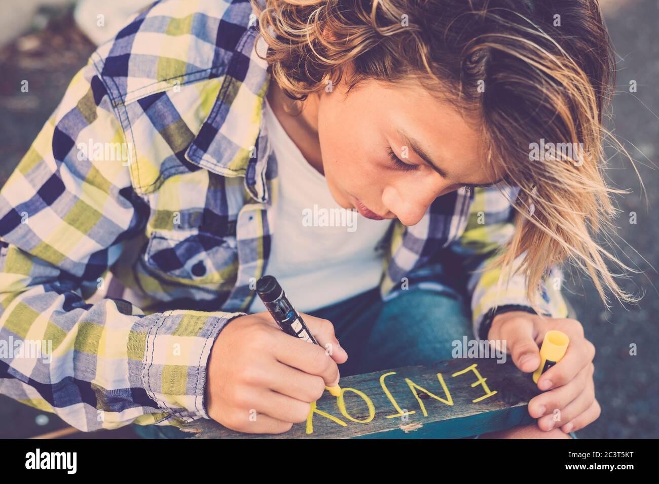 Jeune Homme De Race Blanche Ecrire Un Signe Avec Message De Plaisir Sur Une Piece En Bois Citation Et Futur Concept D Espoir Avec Les Generations De Jeunes Photo Stock Alamy