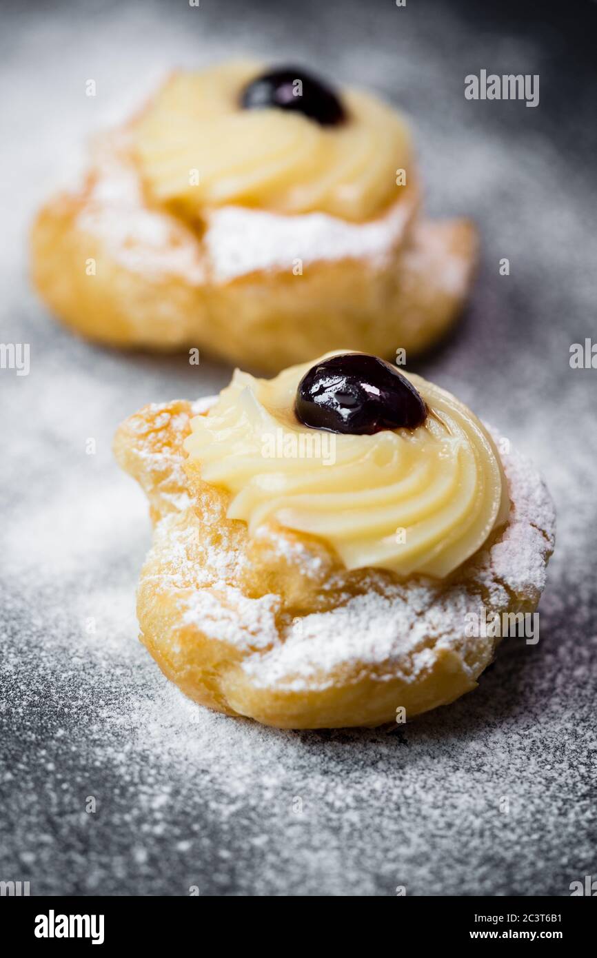 Zeppole maison de Saint Joseph sur un panneau rustique Banque D'Images