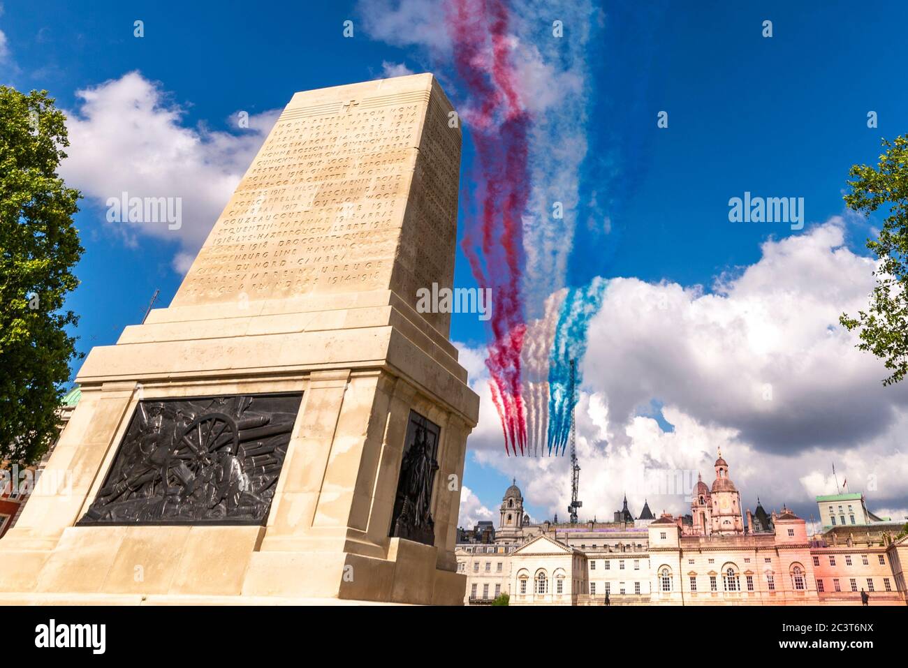 Royal Air Force Red Arches et la Patrouille de France affichent des équipes de flipper au-dessus de Londres pour honorer le 80e anniversaire de Gaulle Banque D'Images