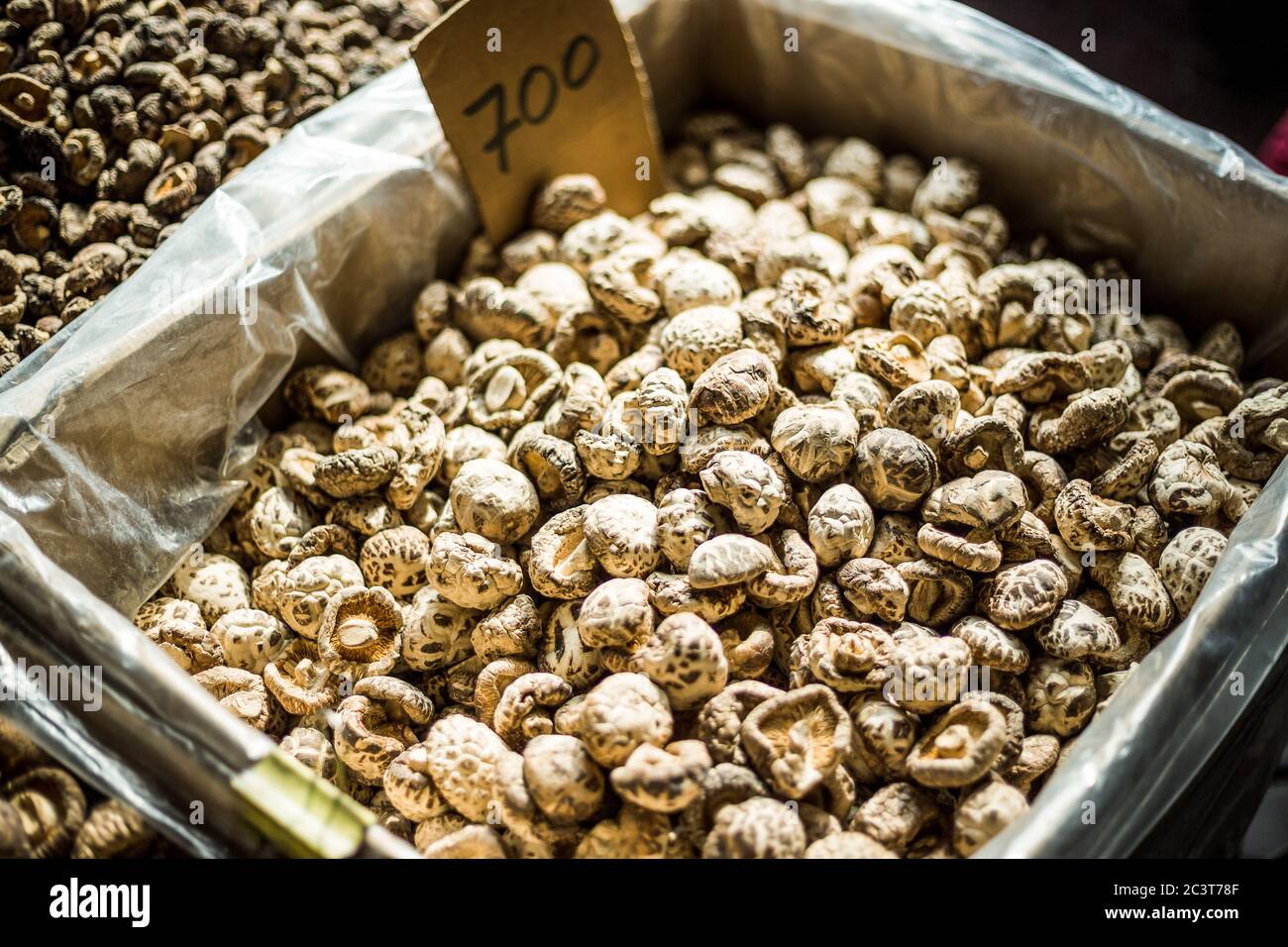 La boîte contient des champignons secs à vendre avec l'étiquette de prix Banque D'Images