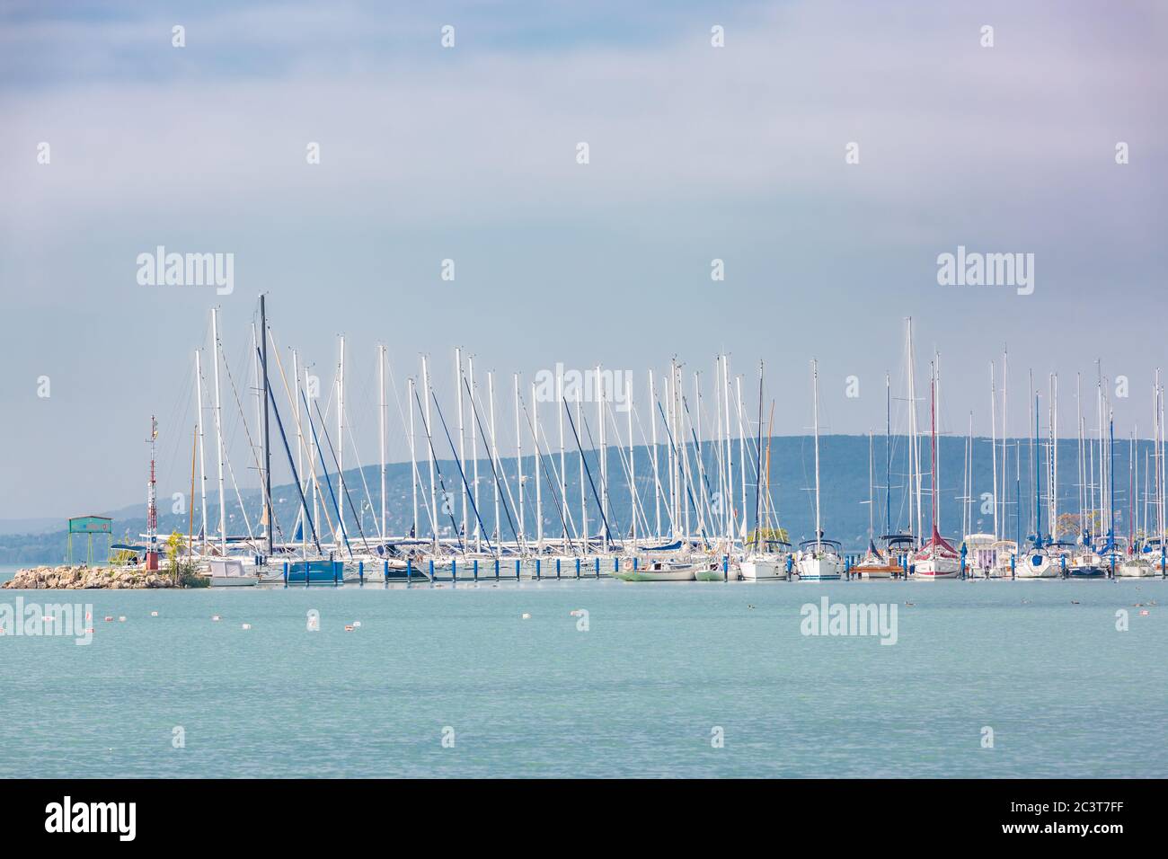 Yachts au coucher du soleil, beaucoup de voilier dans le port. Yachts blancs sur une ancre dans le port Banque D'Images