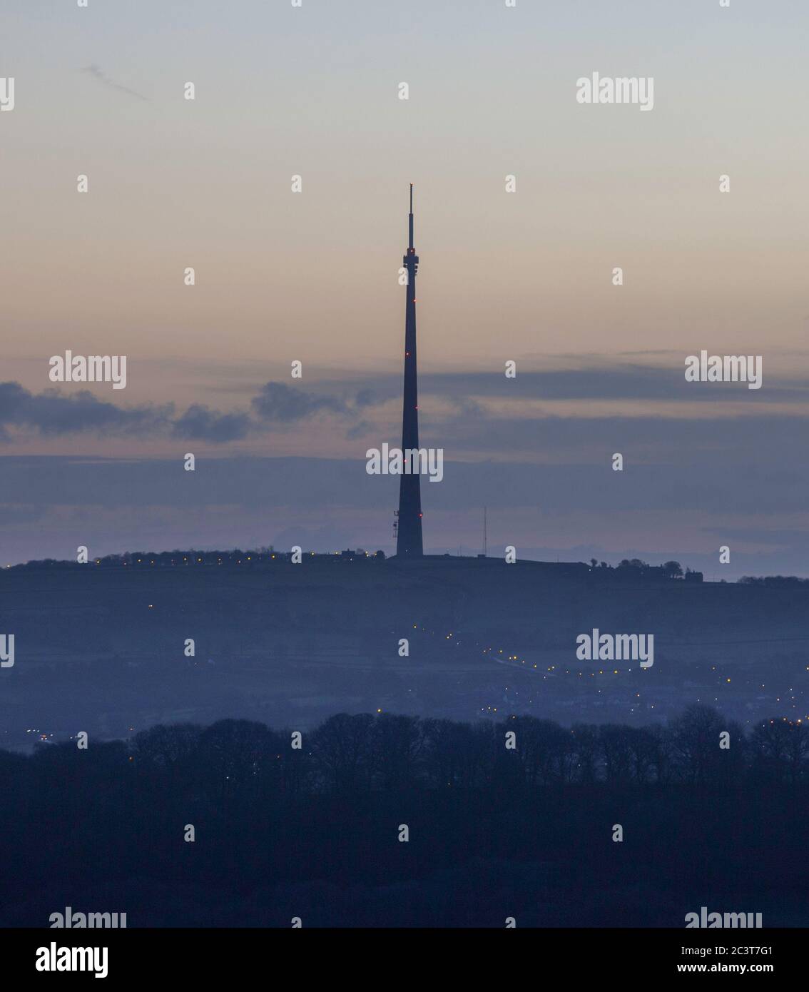Vue de la station de transmission et du mât de la télévision Emley Moor à l'aube Banque D'Images