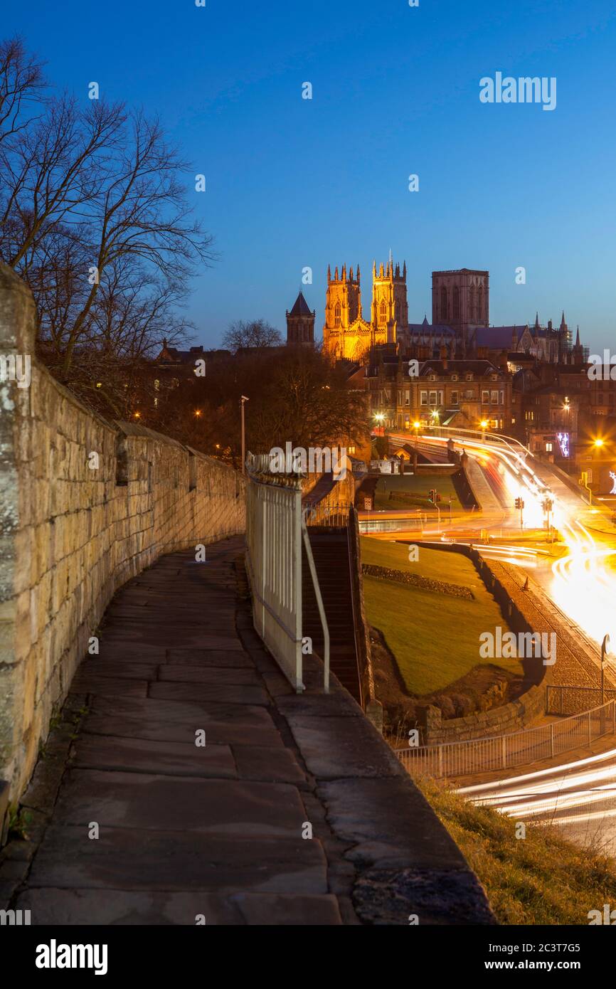 Vue sur la cathédrale de York vue depuis les remparts de la ville au lever du soleil Banque D'Images