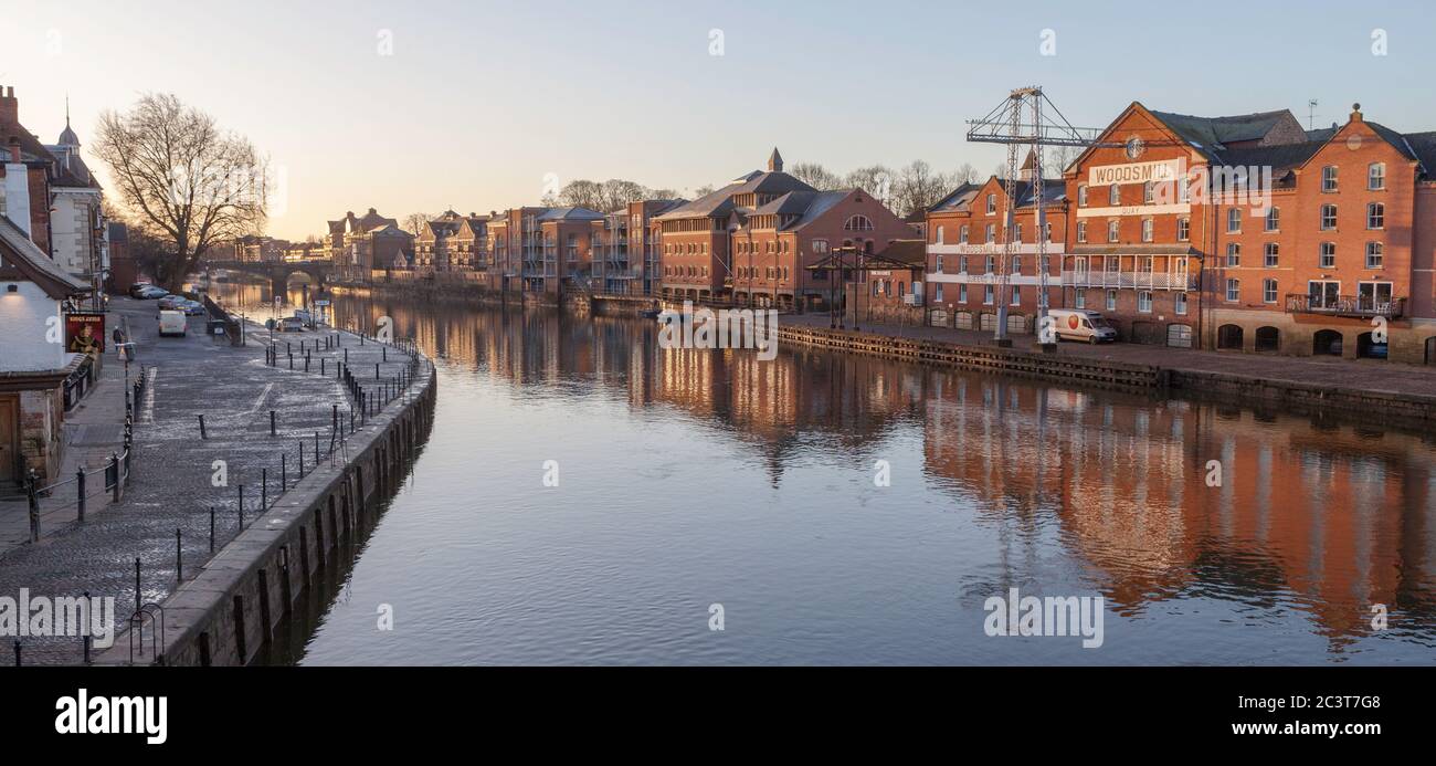 Lever du soleil sur la rivière Ouse dans le centre de York Banque D'Images