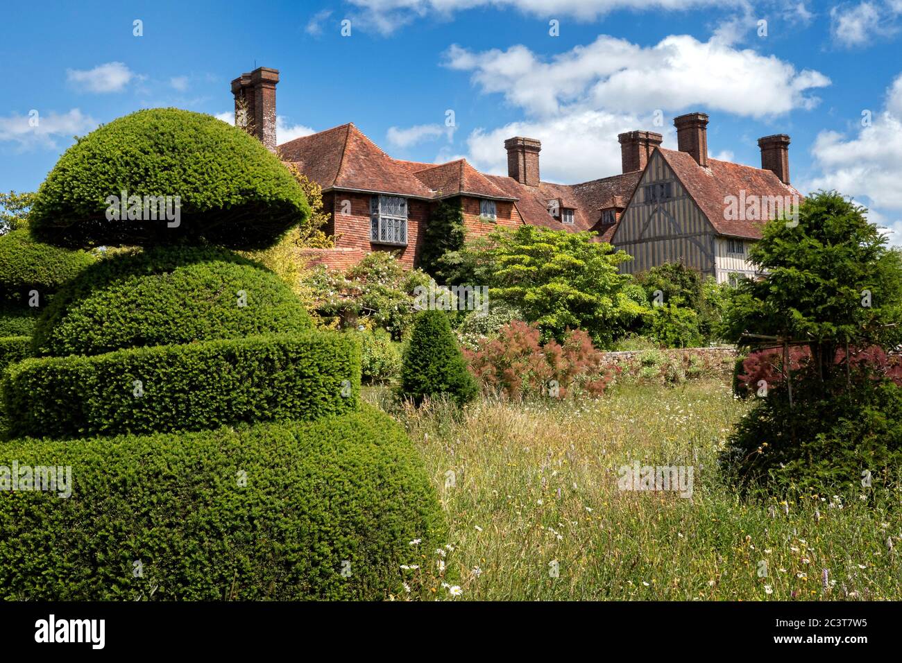 Vue sur la Great Dixter House depuis la pelouse de Topiary Northiam East Sussex UK Banque D'Images