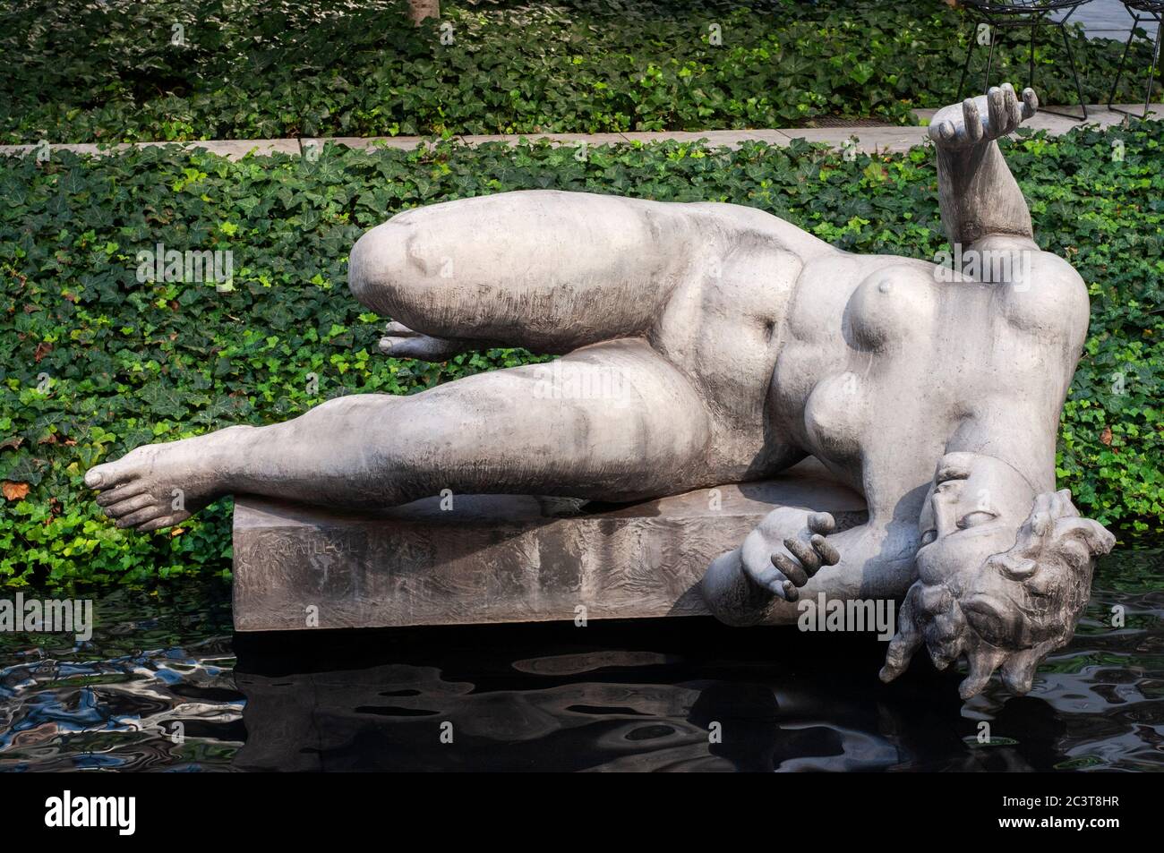Jardin de sculptures, Musée d'art moderne, New York. Sculpture : la rivière, par Aristide Maillol. La Rivière (la rivière) est une sculpture en plomb ou en bronze Banque D'Images