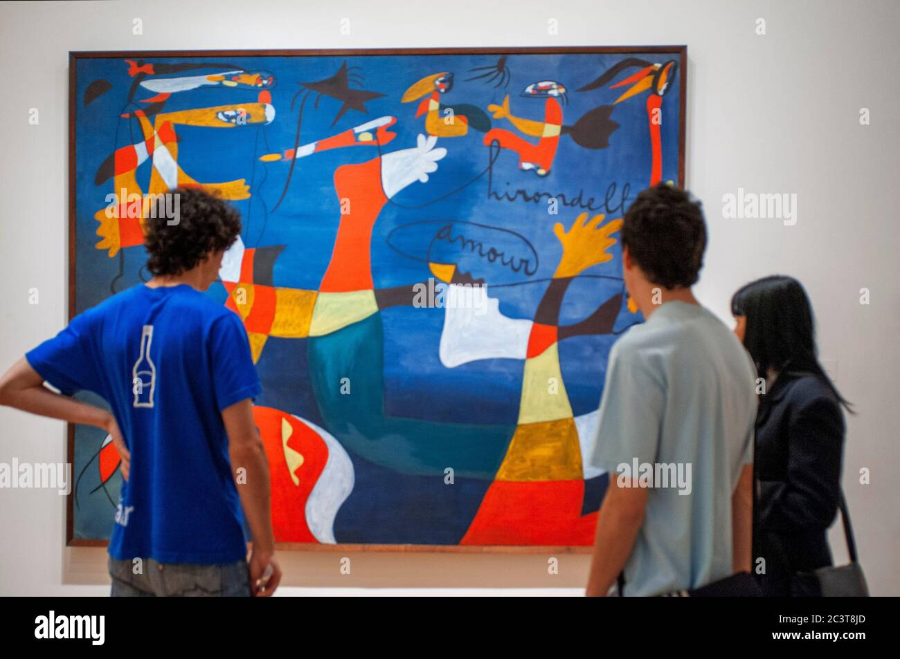 Personnes regardant Hirondelle Amour de Joan Miró (espagnol, 1893–1983) au Musée d'Art moderne ( MOMA). Le Musée d'Art moderne de New York. Banque D'Images