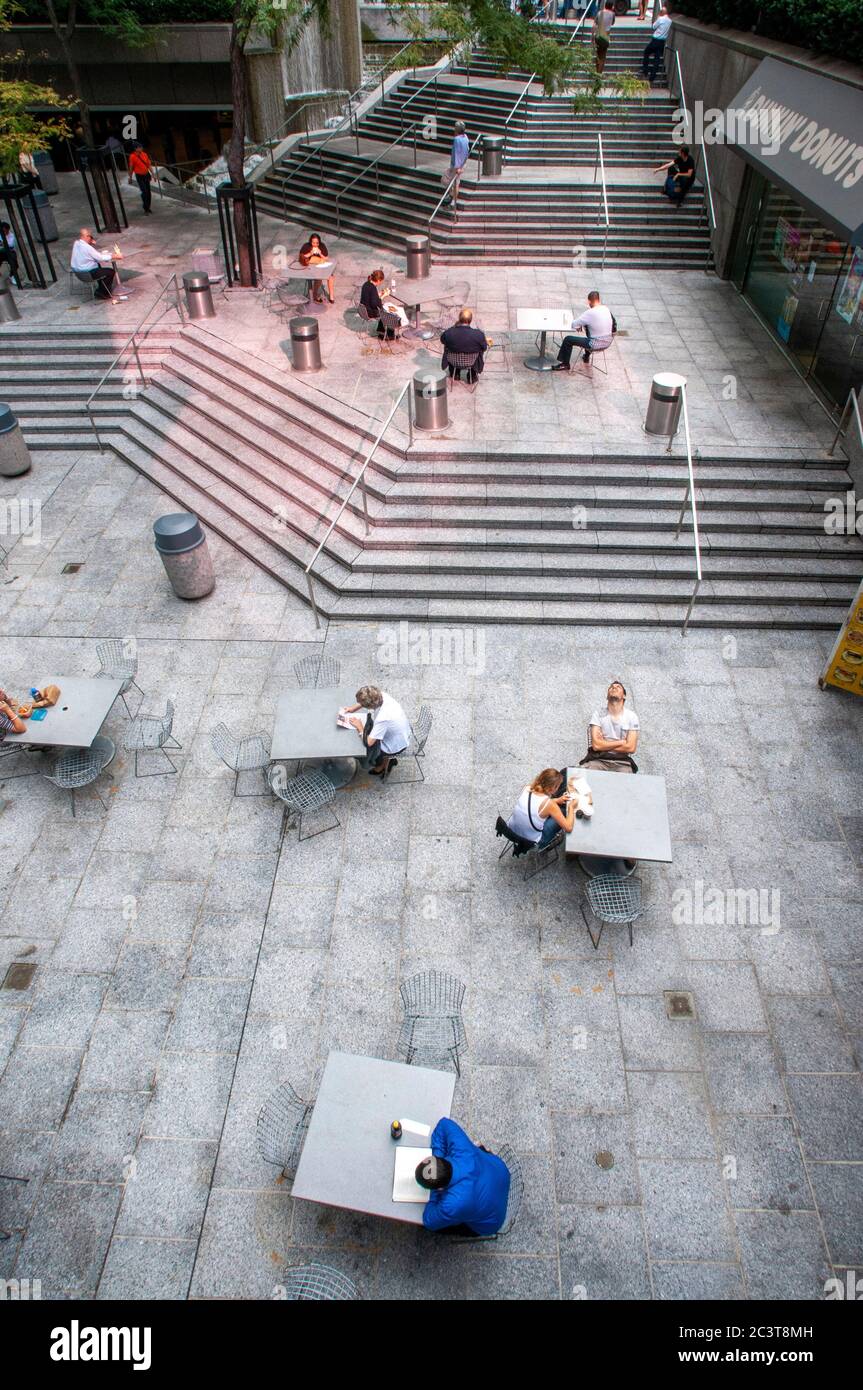 Plus au centre, le Citigroup Center dispose de deux niveaux d'espace public avec de nombreux équipements : restaurants, tables, toilettes et accès au métro. Banque D'Images