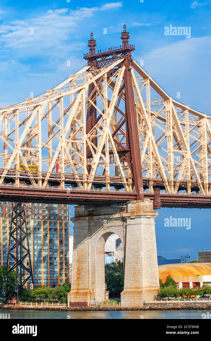 Le pont Queensboro, également connu sous le nom de 59th Street Bridge, est un pont en porte-à-faux au-dessus de la rivière East à New York, qui a été construit en 1909. Banque D'Images