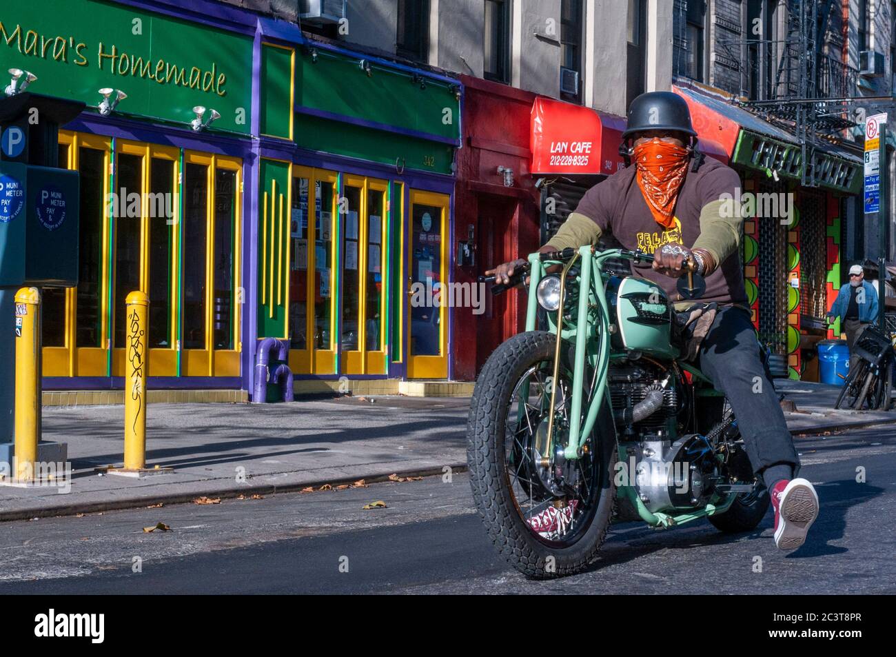 Homme à vélo Triumph dans East Village, Alphabet ville d'urgence étoiles de feu. New York. Appartements Alphabet City. Maison avec Banque D'Images