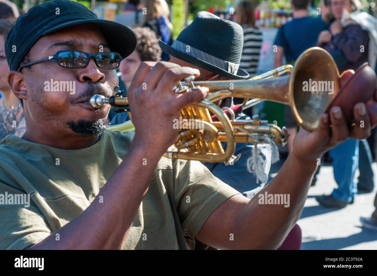 Concert de jazz dans le parc Washington Square de Greenwich Village, Manhattan, New York, États-Unis. L'un des plus grands points forts du parc est le Stanford Banque D'Images