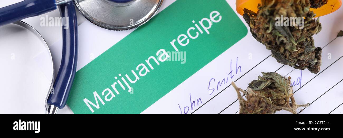 Sur la table prescription médicale pour l'utilisation de marijuana Banque D'Images