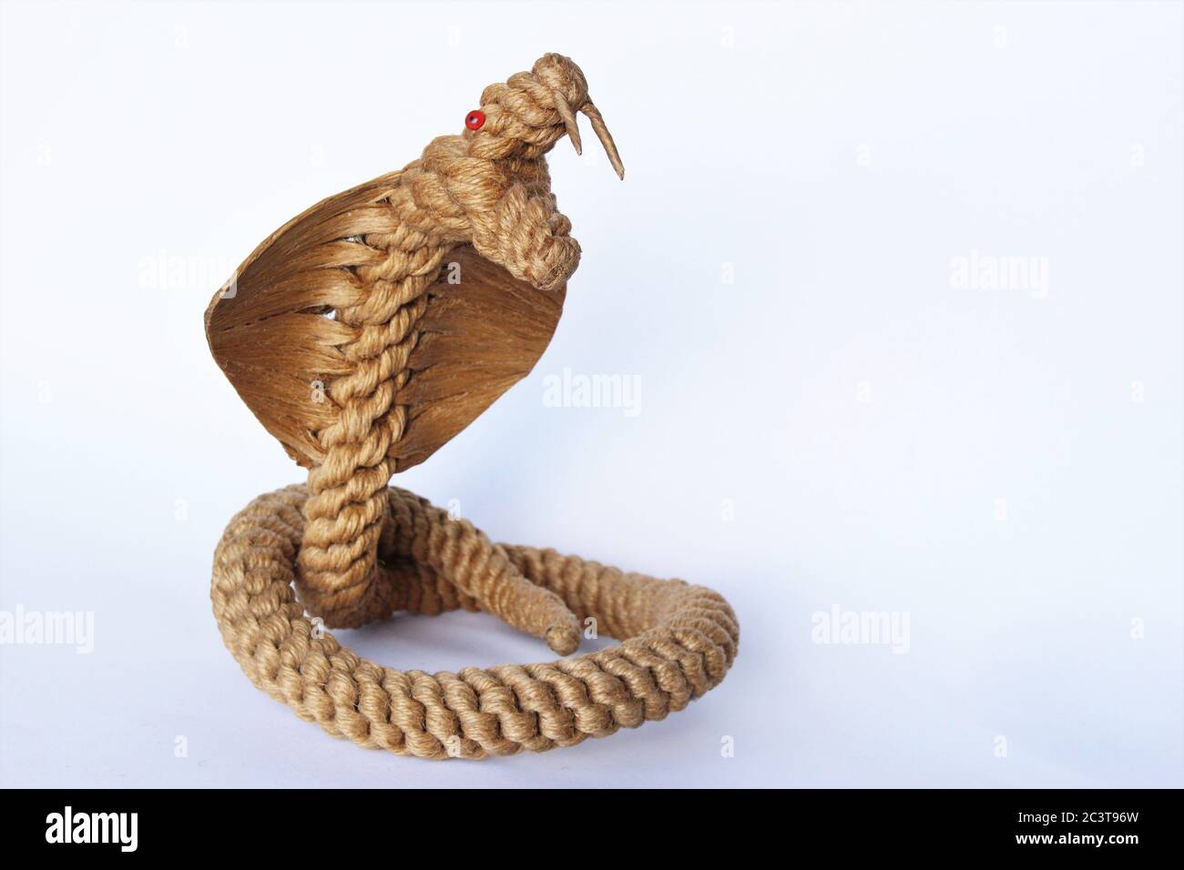 ็Handcraft Cobra fait de jacinthe d'eau. Photo isoler sur blanc copie espace Banque D'Images