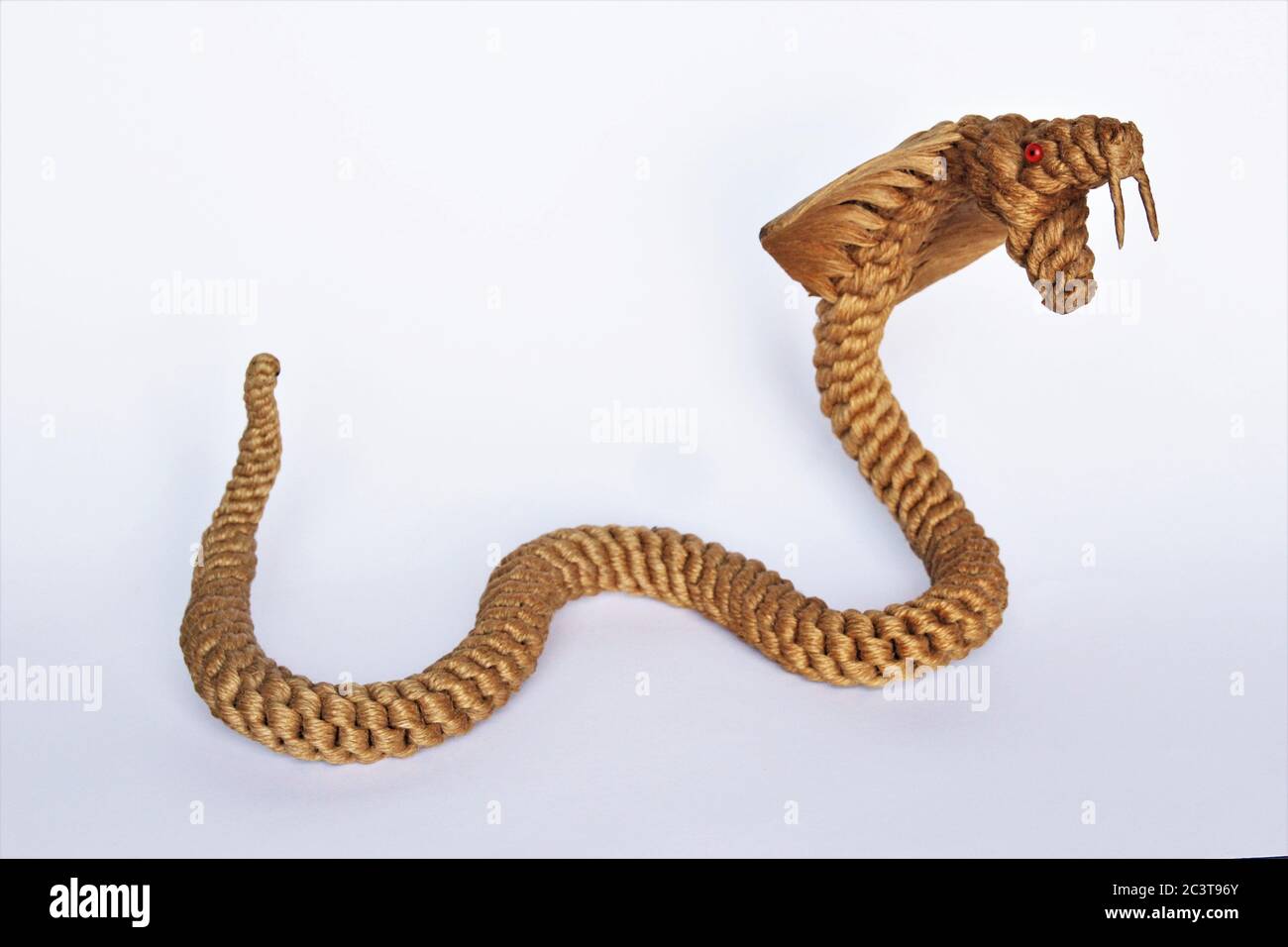 ็Handcraft Cobra fait de jacinthe d'eau. Photo isoler sur blanc copie espace Banque D'Images