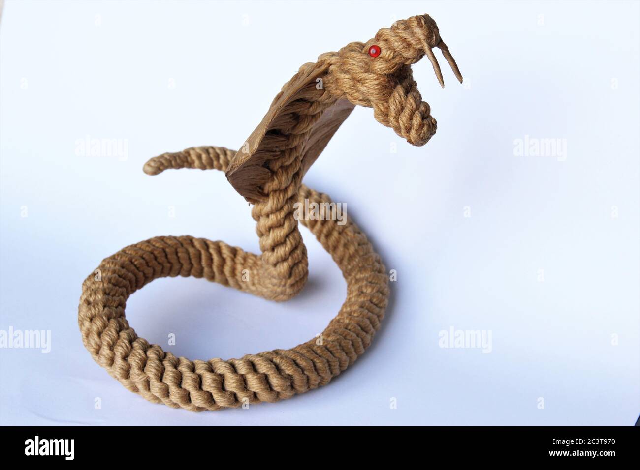 ็Handcraft Cobra fait de jacinthe d'eau. Photo isoler sur blanc copie espace Banque D'Images