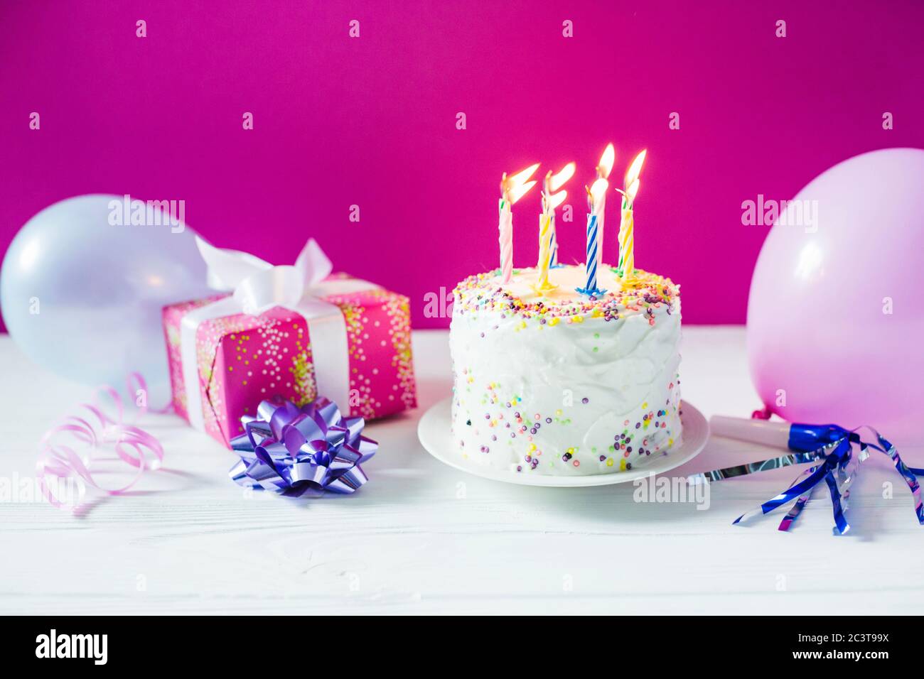 Gateau D Anniversaire Blanc Sur Fond Violet Concept De Nourriture Anniversaire Fond Photo Stock Alamy