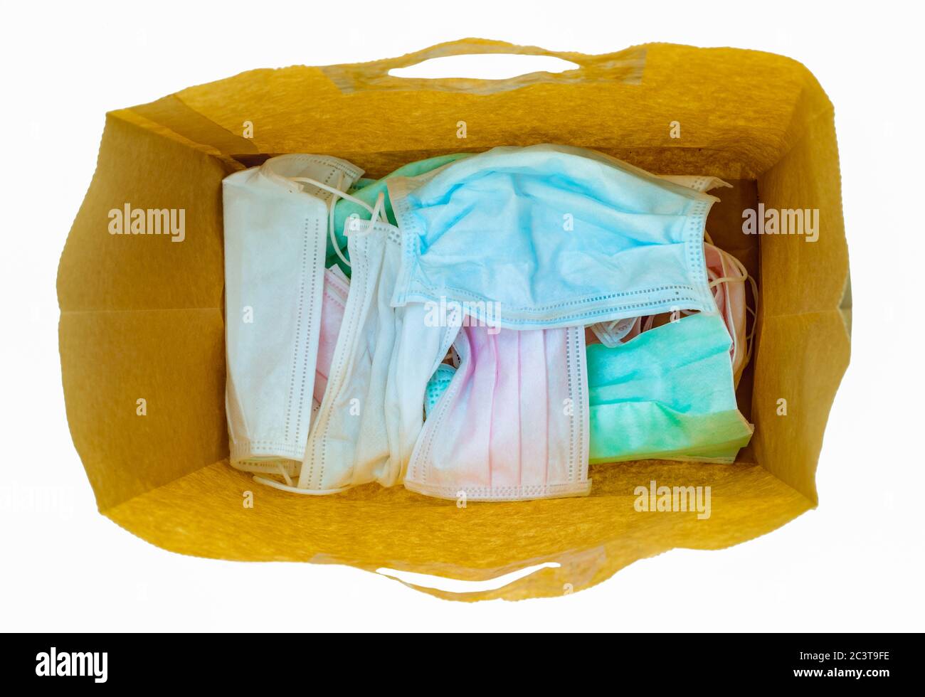 Utilisé masque chirurgical dans un sac de papier marron isolé sur fond  blanc. Déchets médicaux. Pertes infectieuses de la crise du coronavirus.  Visage médical utilisé Photo Stock - Alamy