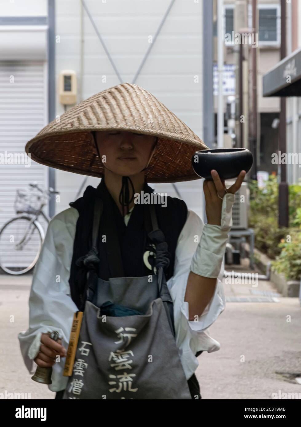 Moine typique de Shinto dans un marché de rue au Japon Banque D'Images