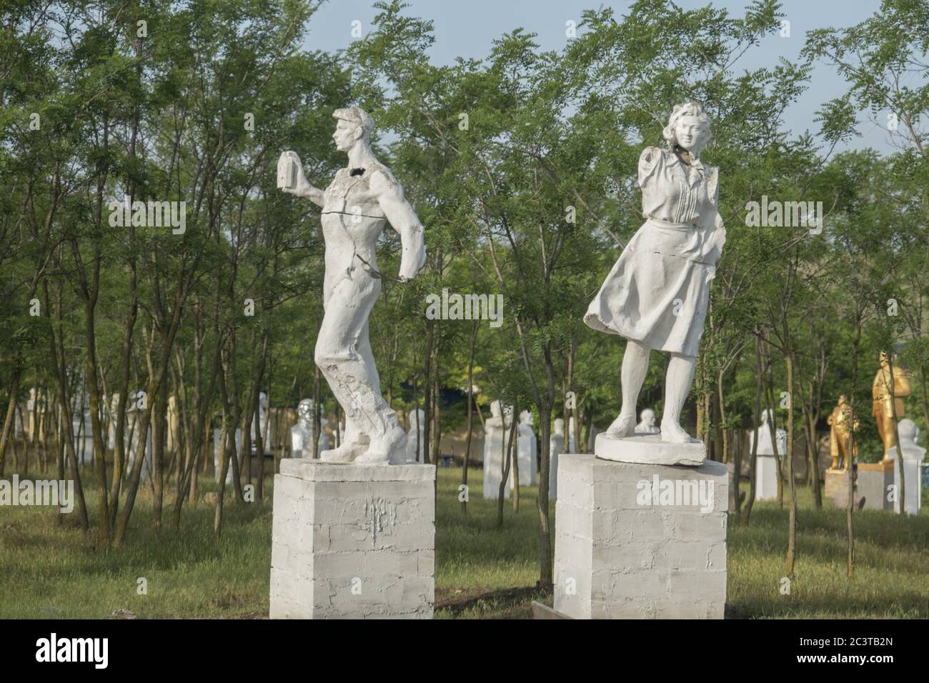 Groupe de sculpture au Musée du réalisme socialiste. Décommunisation en Ukraine, les monuments démolis dans différentes villes du pays sont rassemblés dans le Musée du réalisme socialiste. Banque D'Images