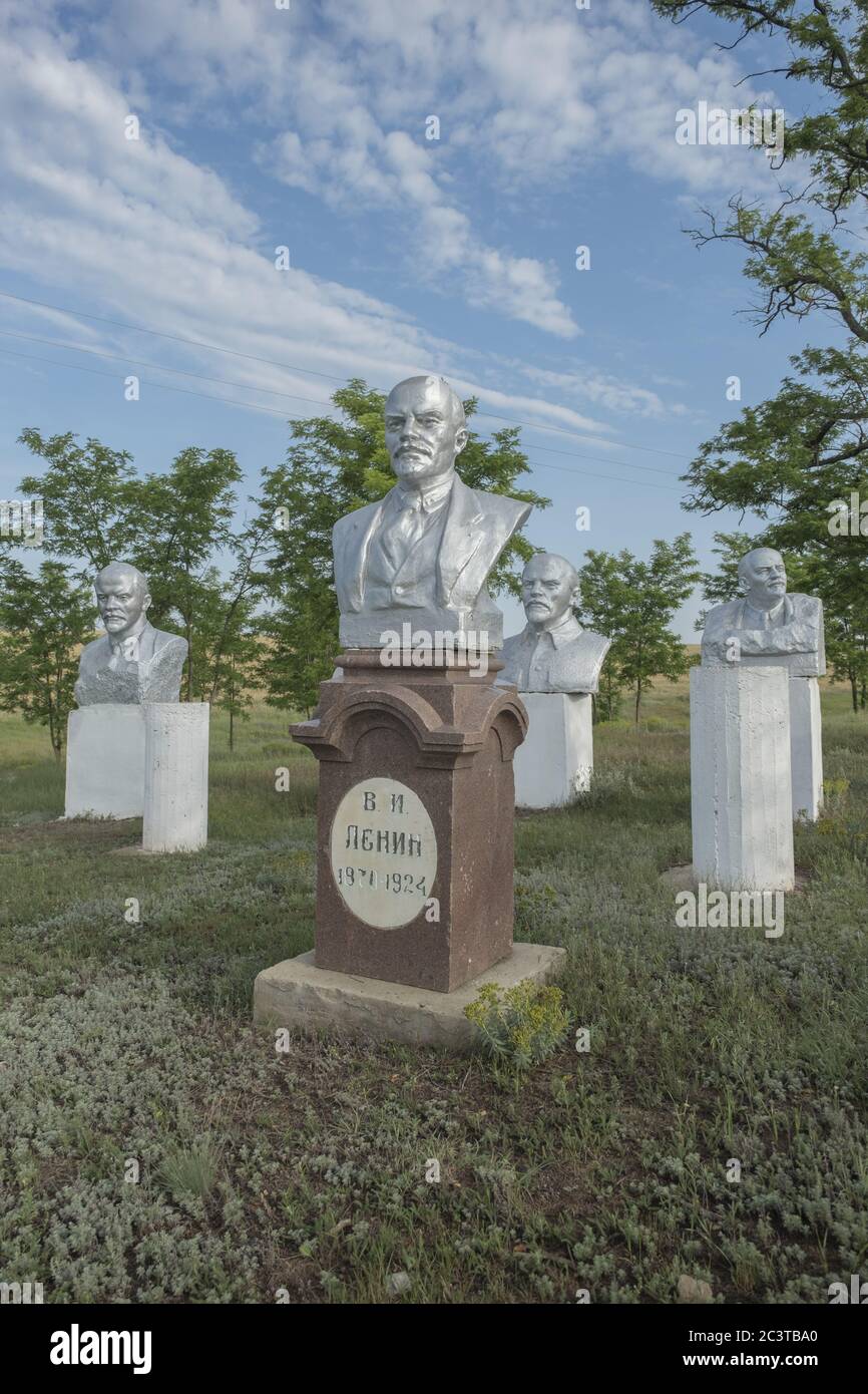 Le groupe Sculppural Vladimir Lénine monuments au Musée du réalisme socialiste. Décommunisation en Ukraine, les monuments démolis dans différentes villes du pays sont rassemblés dans le Musée du réalisme socialiste. Banque D'Images