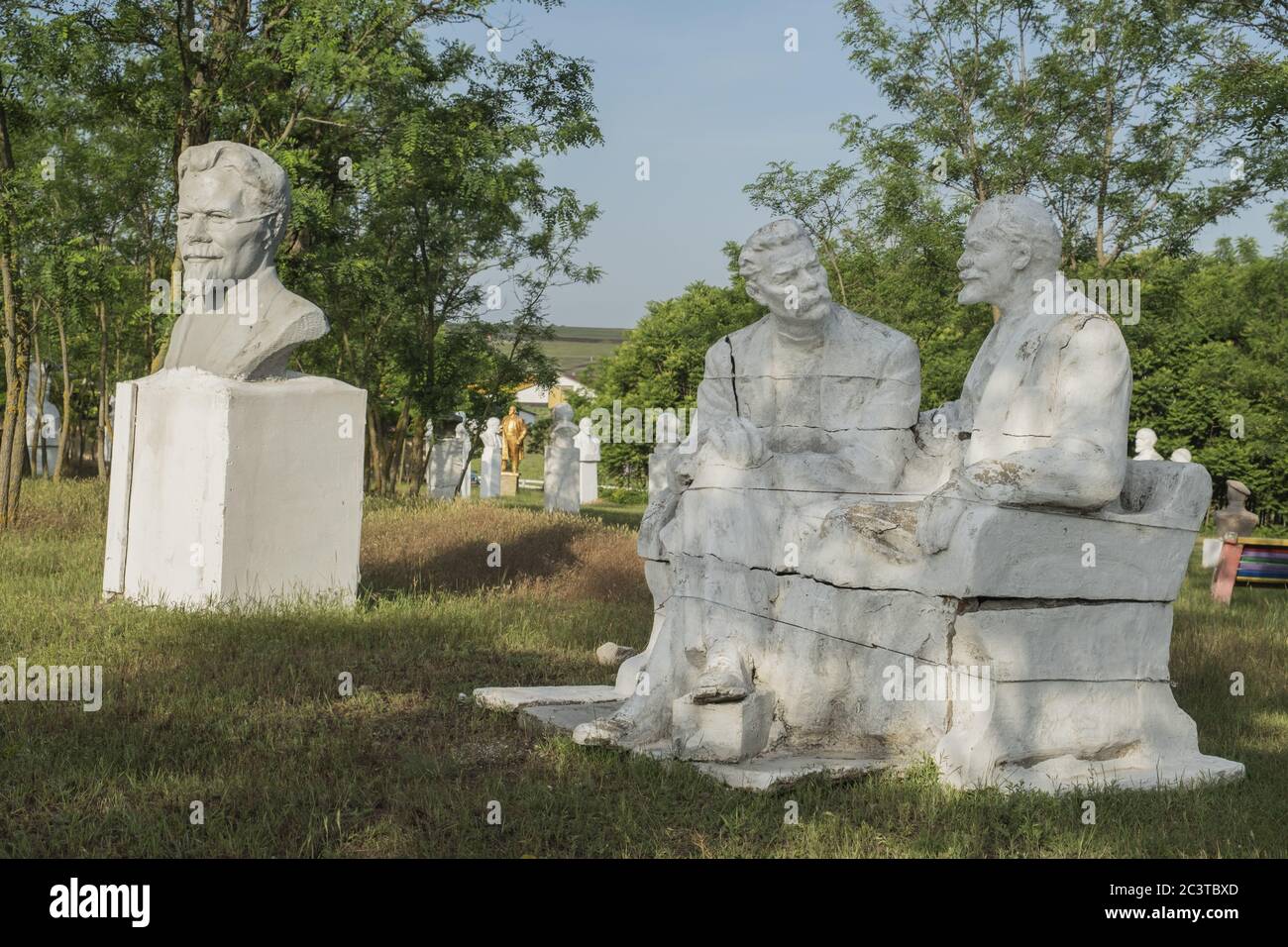 Monument de Vladimir Lénine et Maxim Gorky (Alexei Maximovich Peshkov) au Musée de la décommunisation du réalisme socialiste en Ukraine, les monuments démolis dans différentes villes du pays sont rassemblés dans le Musée du réalisme socialiste. Banque D'Images