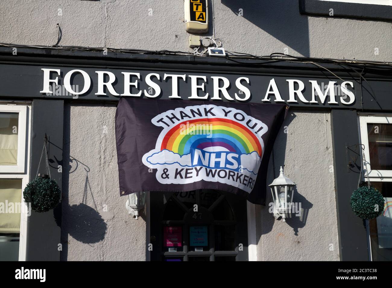 Le pub Foresters Arms avec et les travailleurs clés NHS merci bannière pendant la pandémie Covid-19, Warwick, Warwickshire, Angleterre, Royaume-Uni Banque D'Images