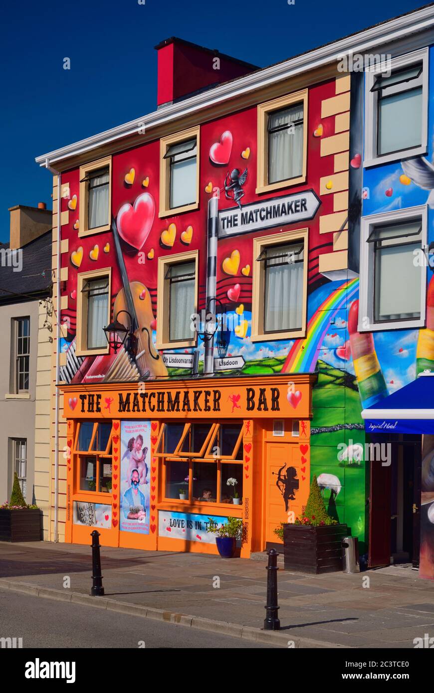 Irlande, Comté de Clare, Lisdoonvarna, œuvres d'art romanesque colorées entourant le Matchmaker Bar, en rapport avec le festival annuel des Matchmaker qui a lieu chaque année en septembre. Banque D'Images