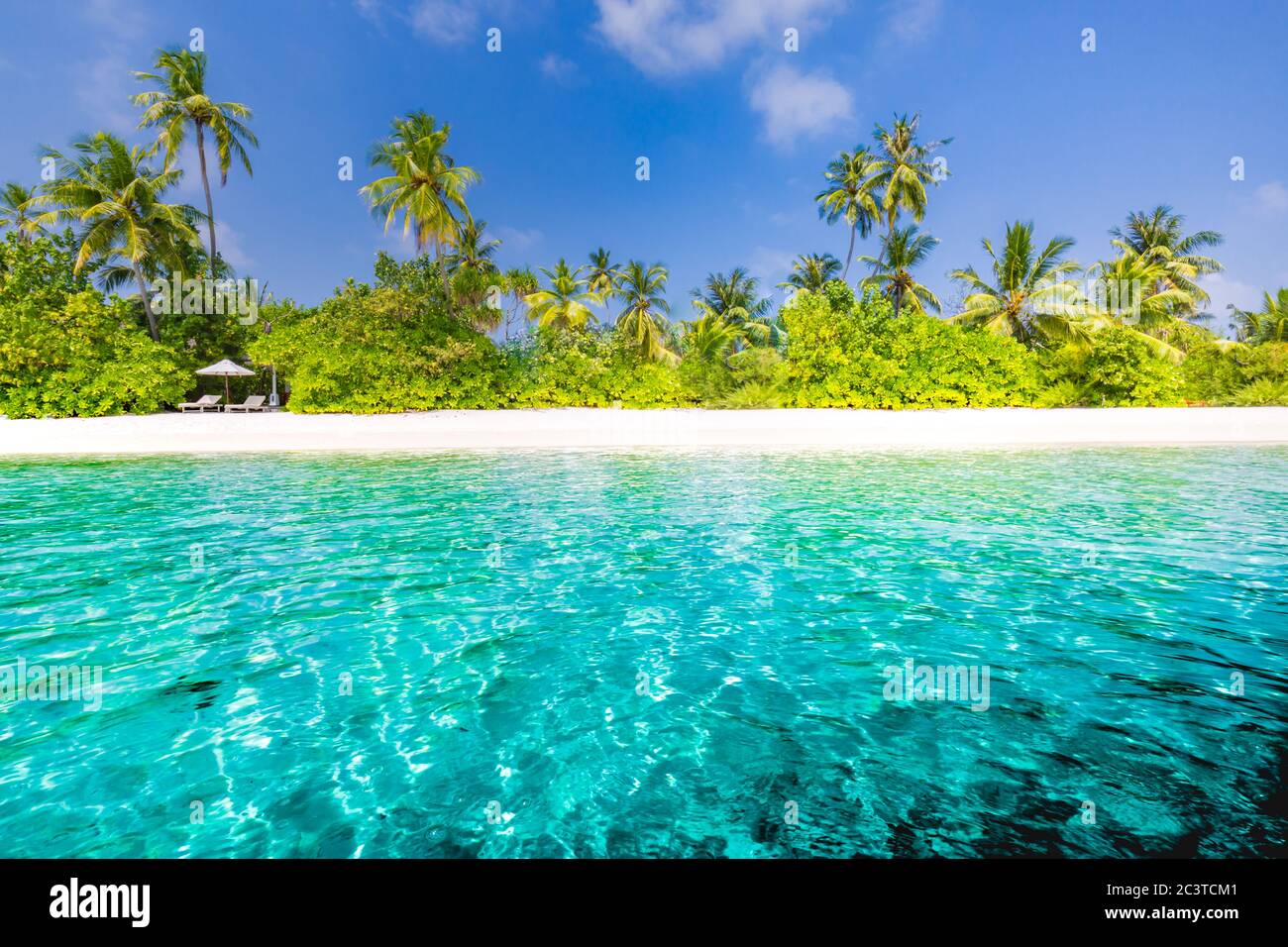 Fond tropical de plage comme paysage d'été avec balançoire de plage ou hamac et sable blanc et mer calme pour la bannière de plage. Des vacances parfaites sur la plage Banque D'Images