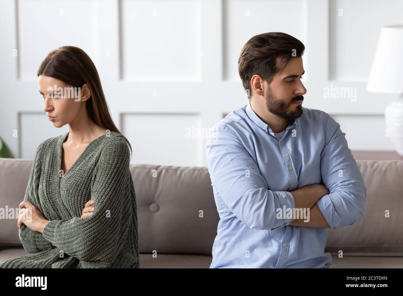 Un couple en colère ne parlant pas après les combats, assis dos à dos Banque D'Images