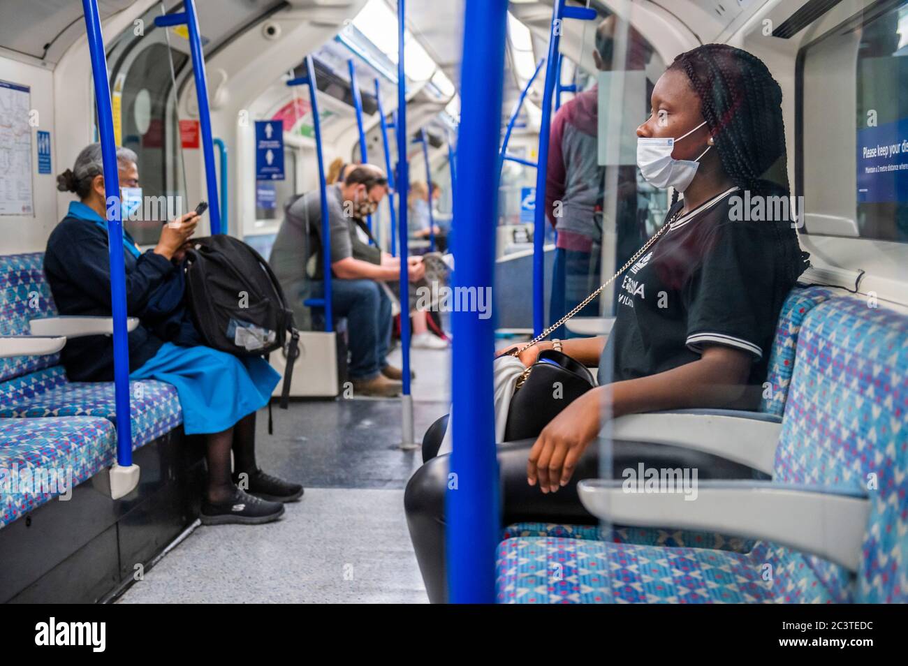 Londres, Royaume-Uni. 22 juin 2020. Quelques personnes continuent d'ignorer les instructions de port du masque ou ne savent pas comment le porter - les numéros de passagers restent considérablement bas sur le tube, même pendant les heures de pointe après l'assouplissement des directives gouvernementales. Ceux qui voyagent presque tous portent des masques après qu'ils sont devenus obligatoires dans les transports publics. Le « verrouillage » se poursuit pour l'épidémie du coronavirus (Covid 19) à Londres. Crédit : Guy Bell/Alay Live News Banque D'Images