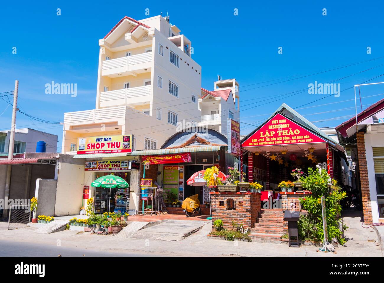 Restaurant, boutique et hôtel, Nguyen Dinh Chieu, route côtière 77, Mui ne, Vietnam, Asie Banque D'Images