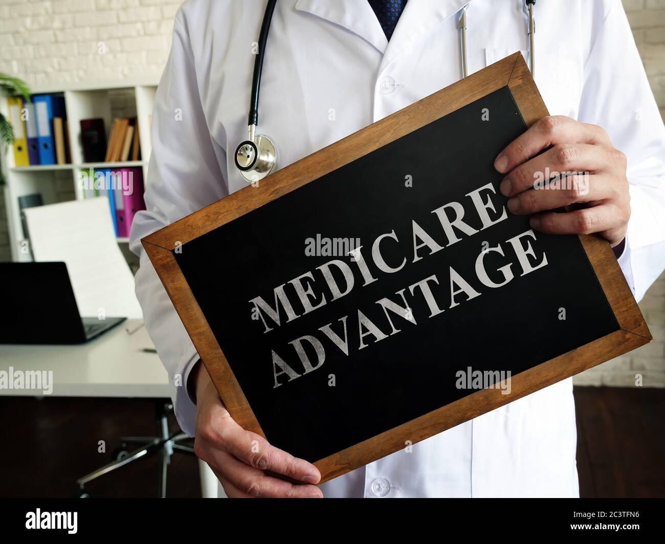 Un médecin présente un avantage Medicare pour les tablettes. Banque D'Images