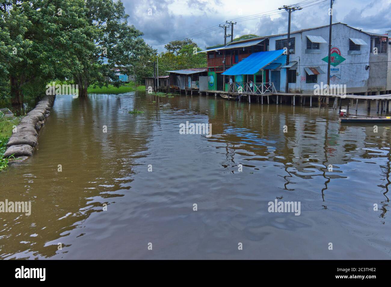 Petits bateaux de pêche dans la petite ville du bassin de l'Amazone, Colombie, Leticia Banque D'Images
