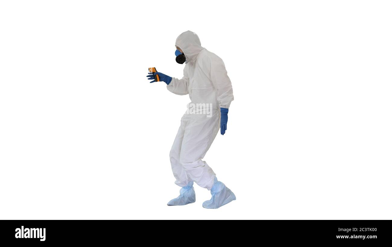 James Bond parody Doctor portant des gants avec combinaison de protection contre les produits chimiques à risque biologique pour vérifier la température sur fond blanc. Banque D'Images