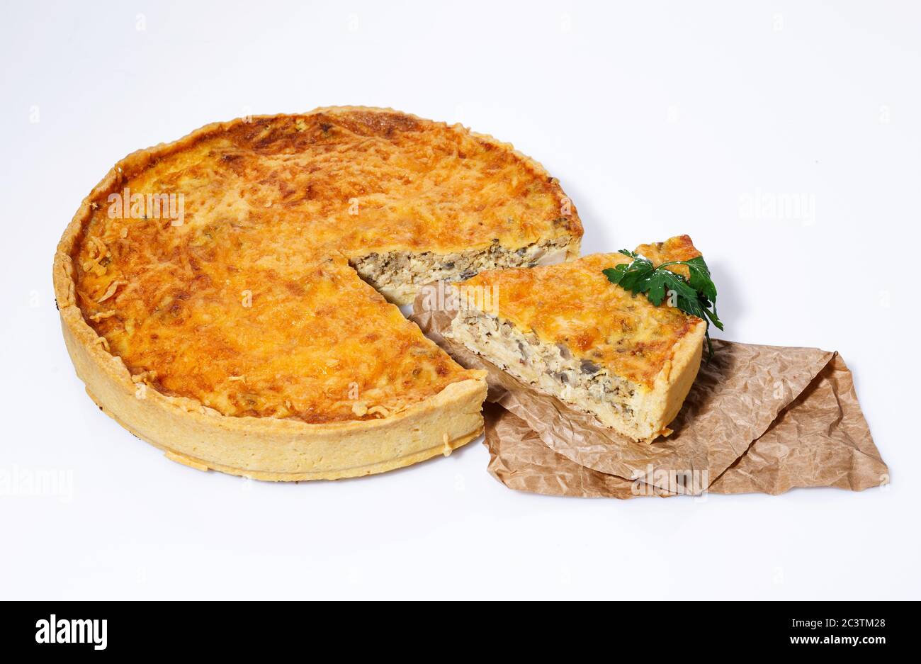 Tarte délicieuse avec viande, champignons, fromage et herbes sur fond blanc. Banque D'Images