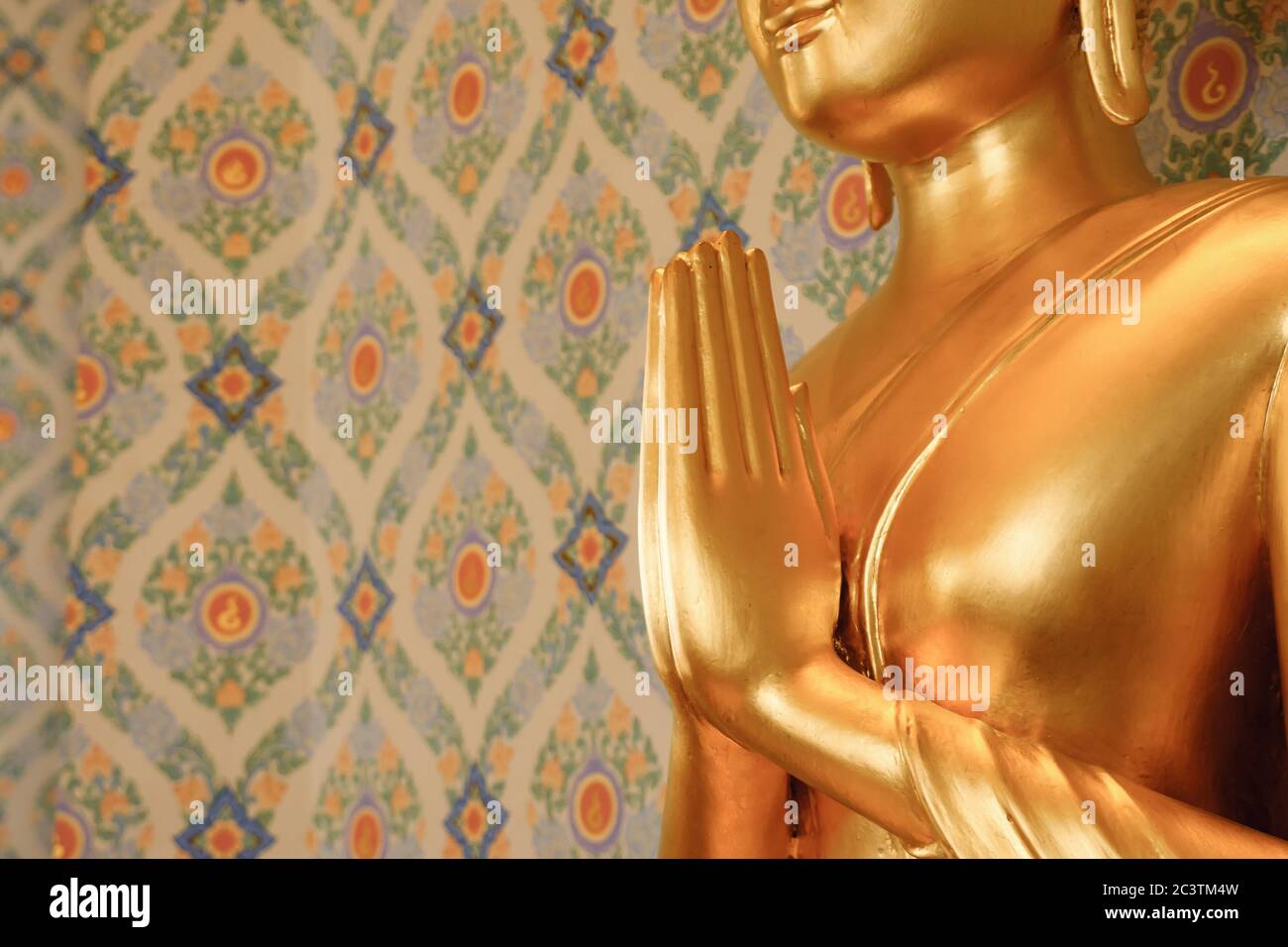 Gros plan des mains de Bouddha doré statue copyspace Banque D'Images