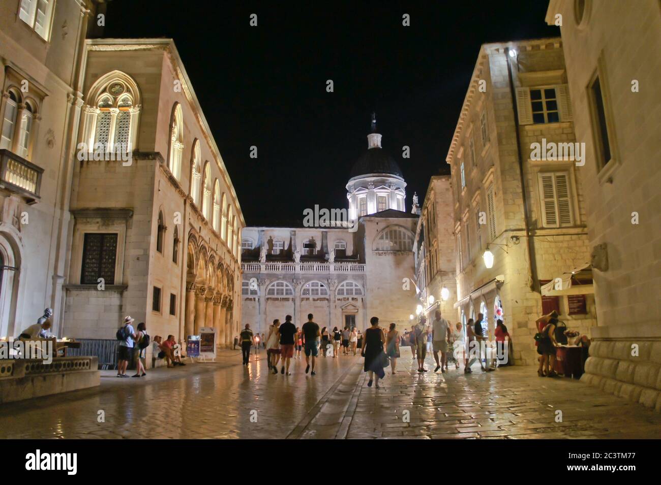 Dubrovnik, vue sur la rue de la vieille ville de nuit, Croatie, Balkans, Europe Banque D'Images