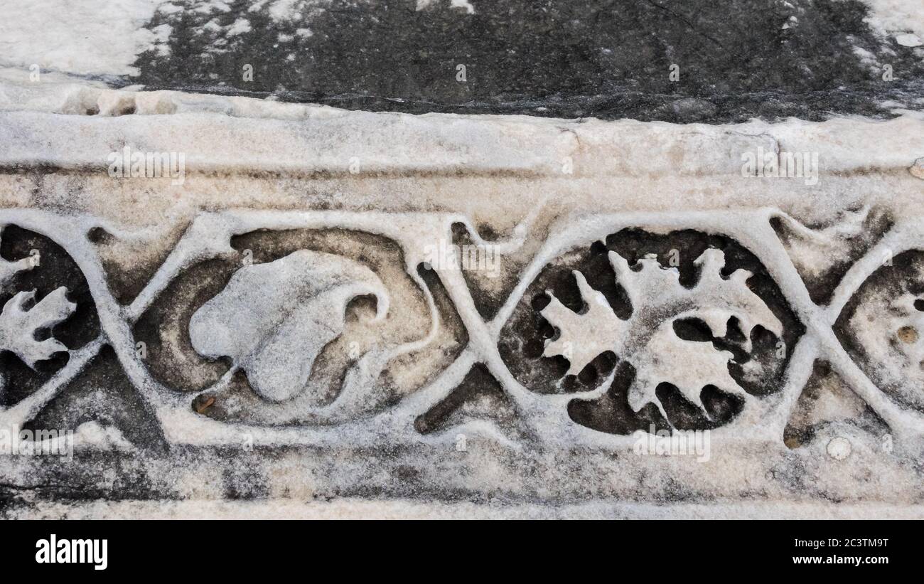 Fragment de fond en marbre gris avec motif dans l'ancienne ville de Perge près d'Antalya, Turquie Banque D'Images
