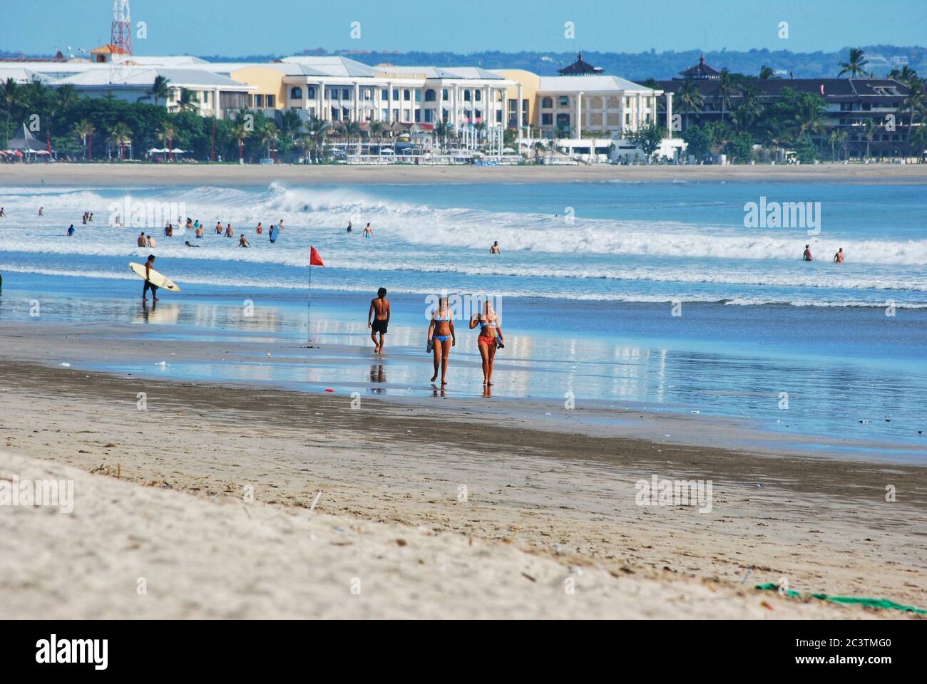 Plage avec des gens à legian Beach à Bali Photo Stock - Alamy
