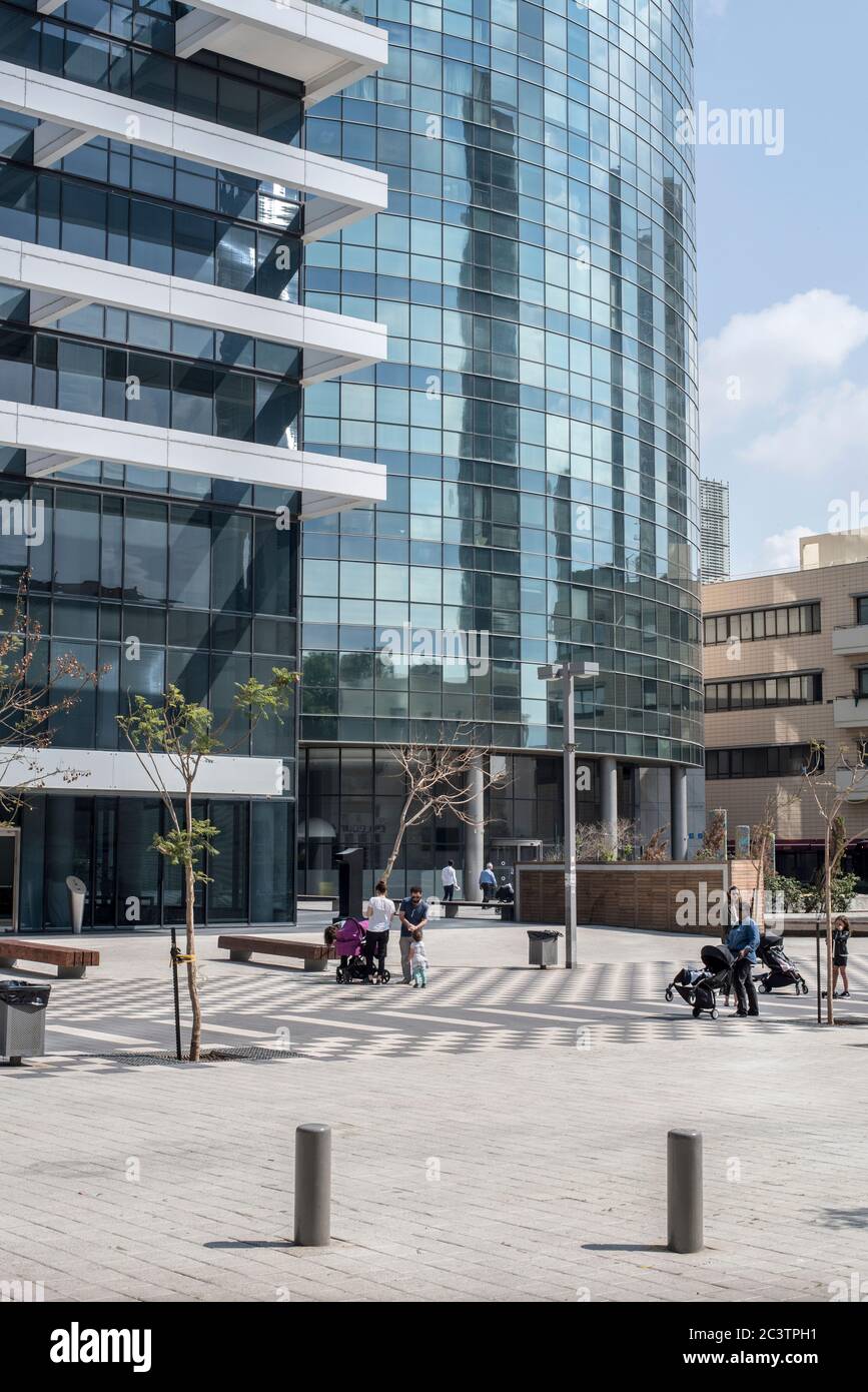 Haut bâtiment moderne sur le boulevard Rothschild 1 avec zone piétonne Plaza en face, Tel Aviv, Israël Banque D'Images