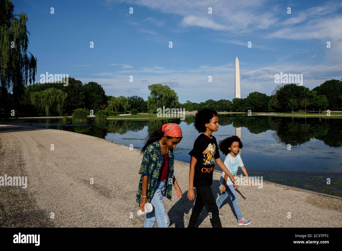 Washington, DC, États-Unis. 21 juin 2020. Les gens passent leur après-midi au National Mall à Washington, DC, aux États-Unis, le 21 juin 2020. Crédit : Ting Shen/Xinhua/Alay Live News Banque D'Images