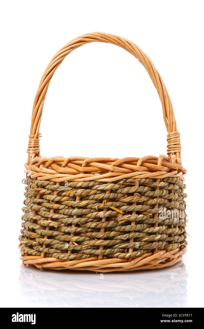 Panier en osier blanc original isolé sur blanc. Banque D'Images