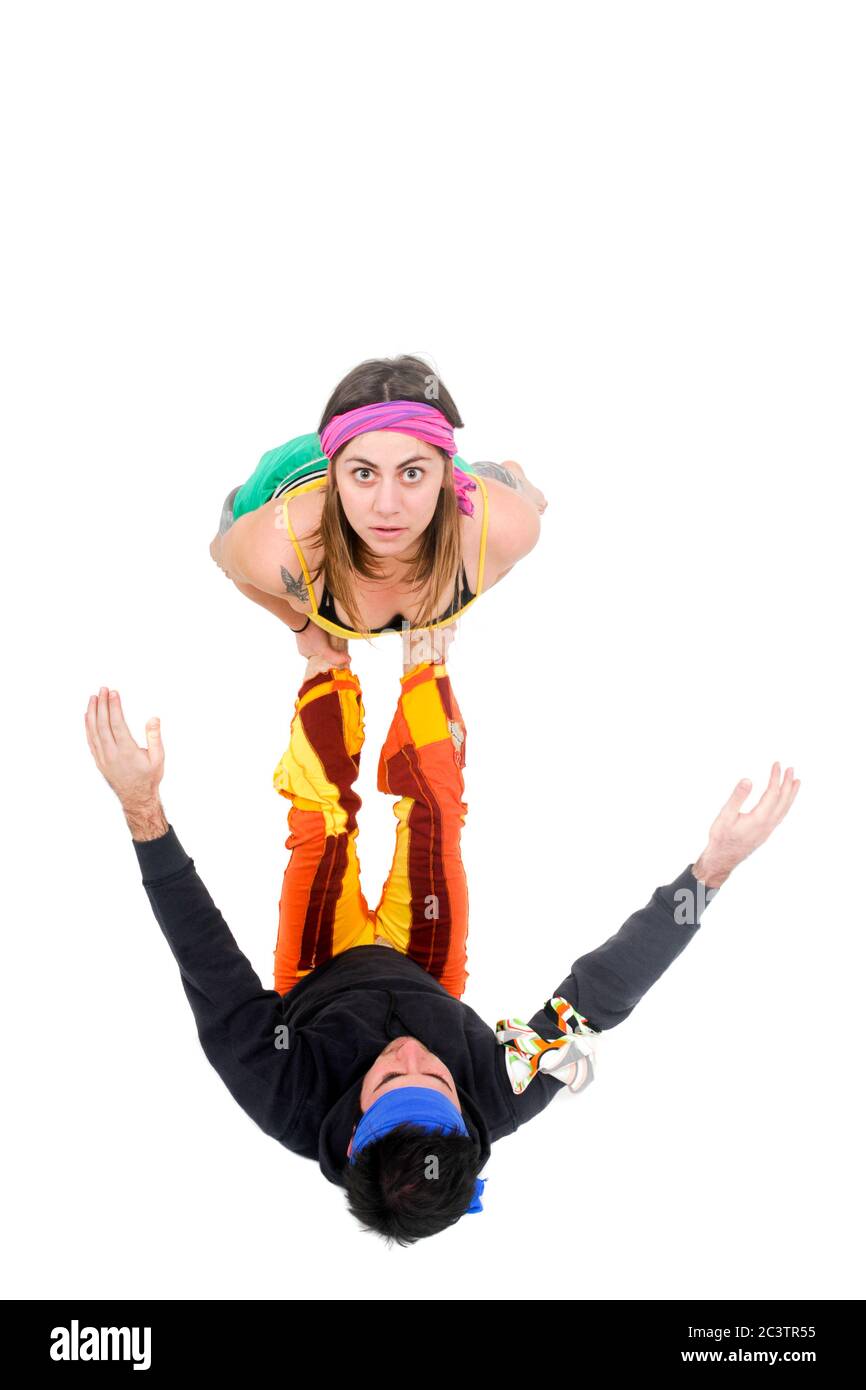 Equilibre - deux acrobates s'équilibrant l'un sur l'autre. Homme équilibre femme Banque D'Images