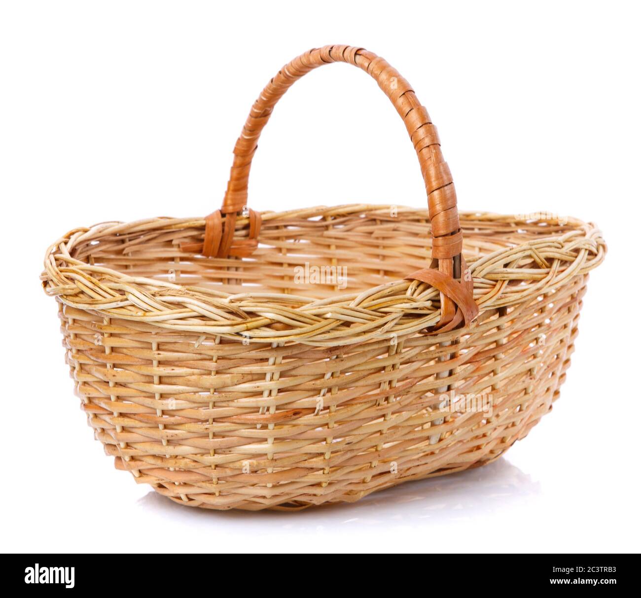 Panier ovale en osier brun en vigne naturelle. Isolé. Banque D'Images